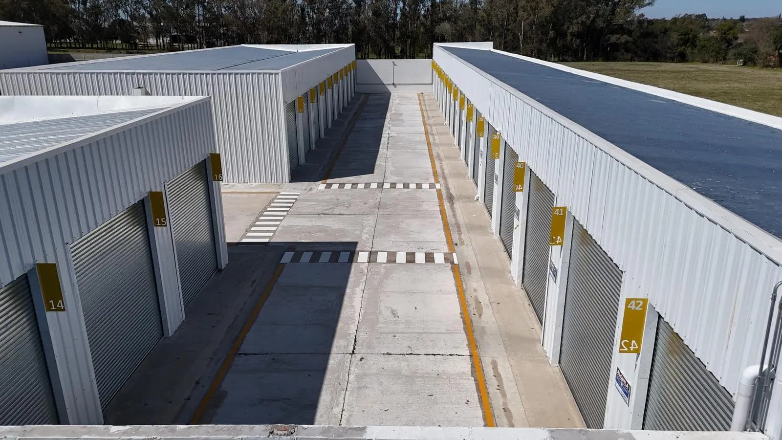 Interior de instalación de self storage SPBOX Storage con iluminación industrial